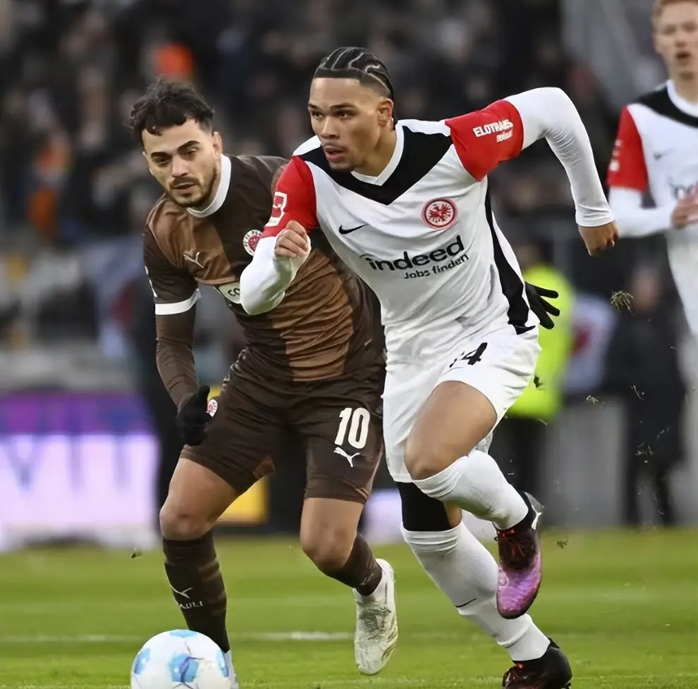 助攻戴帽 + 四线开花！斯图加特 4-0 横扫不莱梅，25 分登顶德甲领跑冲冠